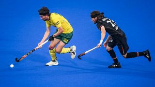 Australien Flynn Ogilvie und Deutschlands Martin Zwicker kämpfen um den Ball (Quelle: IMAGO/Belga)